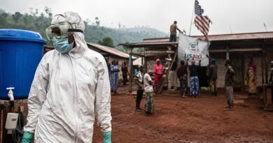 Trabajadores humanitarios denuncian que la reducción del apoyo financiero estadounidense debilita la respuesta sanitaria ante el brote de ébola.