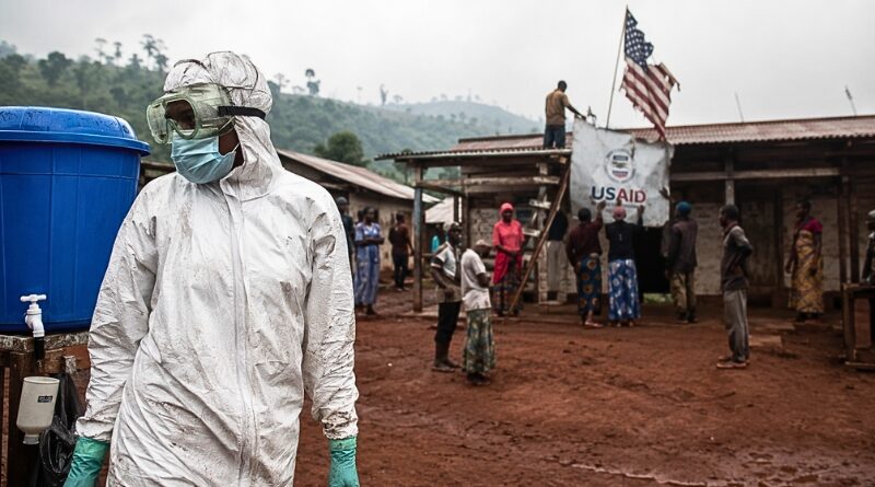 Trabajadores humanitarios denuncian que la reducción del apoyo financiero estadounidense debilita la respuesta sanitaria ante el brote de ébola.