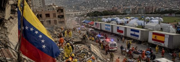 Naciones de América, Europa y Asia envían equipos de rescate y suministros médicos a la nación sudamericana, en un gesto de cooperación que trasciende las diferencias políticas.