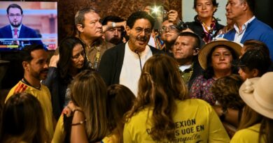 Con una diferencia de apenas 250.000 votos, Colombia se sumerge en un tenso proceso de revisión electoral que definirá a su próximo presidente el 7 de agosto.