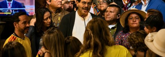 Con una diferencia de apenas 250.000 votos, Colombia se sumerge en un tenso proceso de revisión electoral que definirá a su próximo presidente el 7 de agosto.