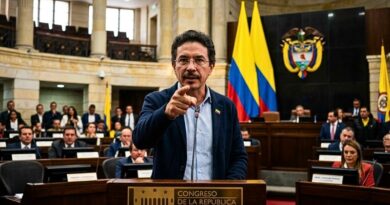 En un encendido pronunciamiento, el senador Iván Cepeda anunció su ausencia en la investidura presidencial y calificó de "traición a la patria" el acercamiento del gobierno entrante a Washington, al que acusa de entregar el control de la seguridad nacional.