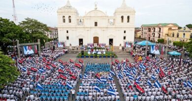 En una sesión solemne en León, el Parlamento aprueba en primera legislatura una enmienda que amplía mandatos a siete años y prohíbe la participación de opositores calificados como "traidores a la patria".
