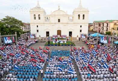 En una sesión solemne en León, el Parlamento aprueba en primera legislatura una enmienda que amplía mandatos a siete años y prohíbe la participación de opositores calificados como "traidores a la patria".