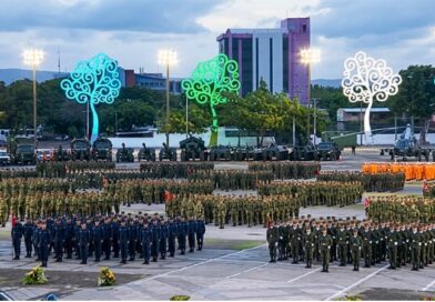 Copresidentes Daniel Ortega y Rosario Murillo lideran la conmemoración castrense en la Plaza La Fe, destacando el papel de la institución como garante de la paz y la dignidad nacional frente a las presiones externas