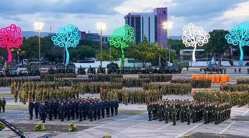 Copresidentes Daniel Ortega y Rosario Murillo lideran la conmemoración castrense en la Plaza La Fe, destacando el papel de la institución como garante de la paz y la dignidad nacional frente a las presiones externas